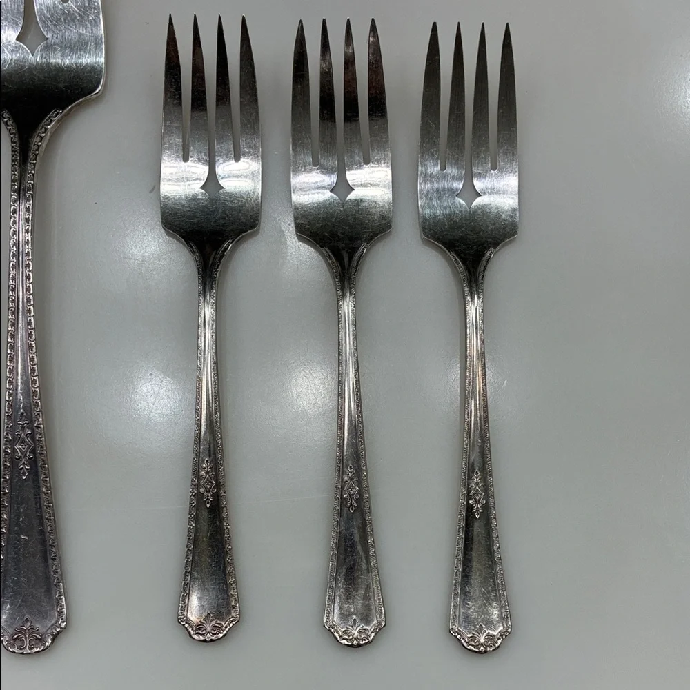 SUPERIOR WILCOX SILVER PLATE MEAT FORK AND 6 SALAD FORKS VINTAGE